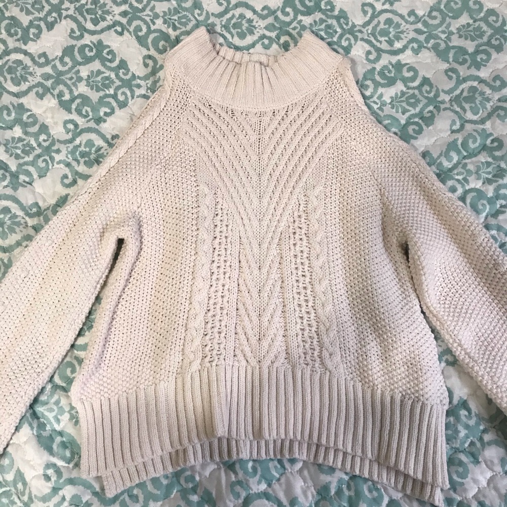 Thick turtle neck sweater w/ shoulder cutout